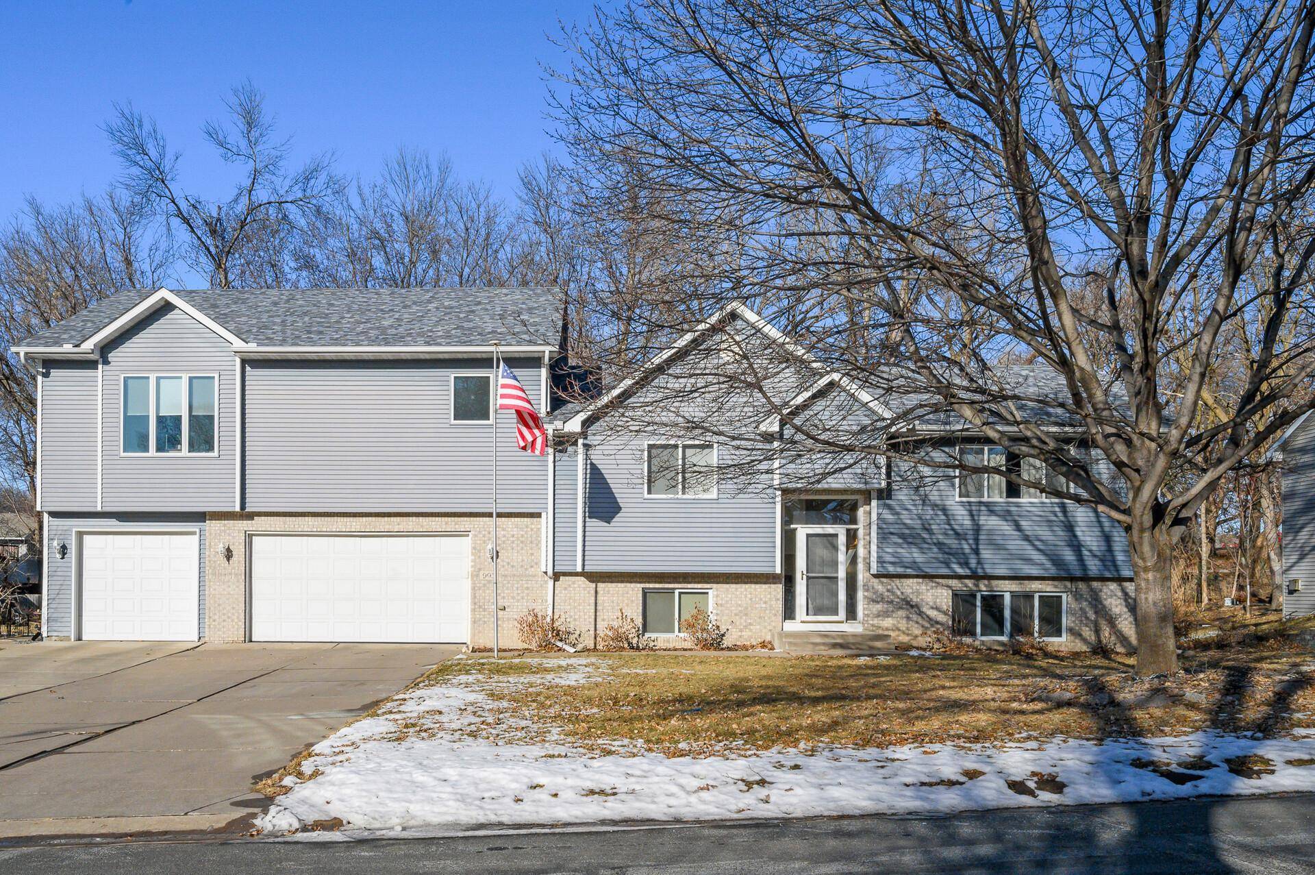 995 89th LN NW, Coon Rapids, MN 55433