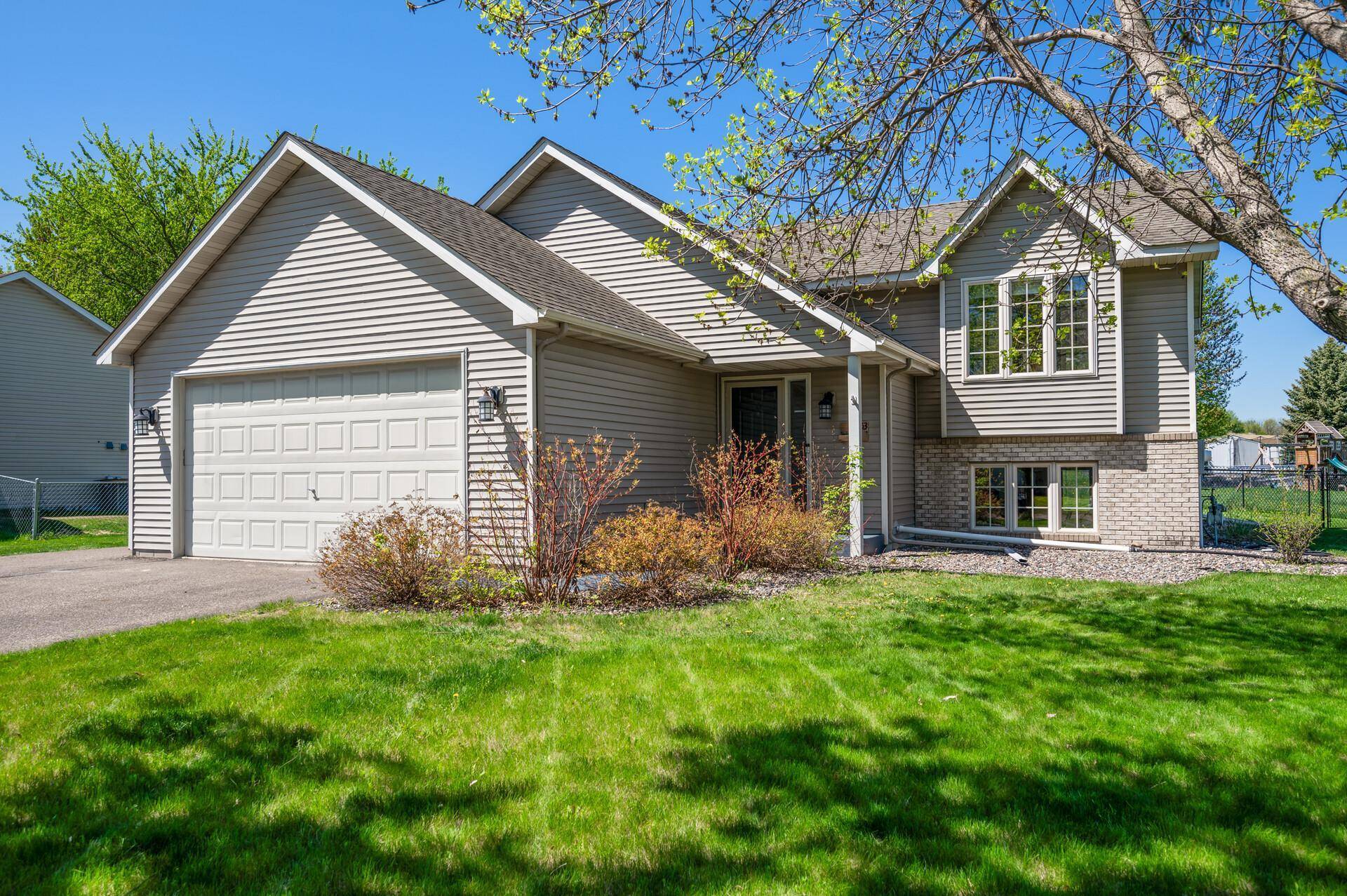 6253 Karston DR NE, Albertville, MN 55301