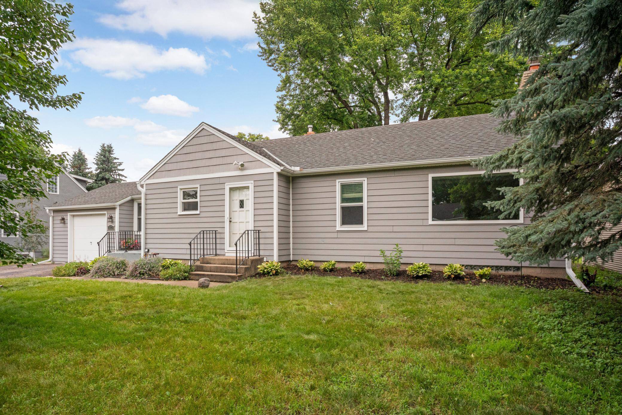 1925 Edgewater AVE, Arden Hills, MN 55112