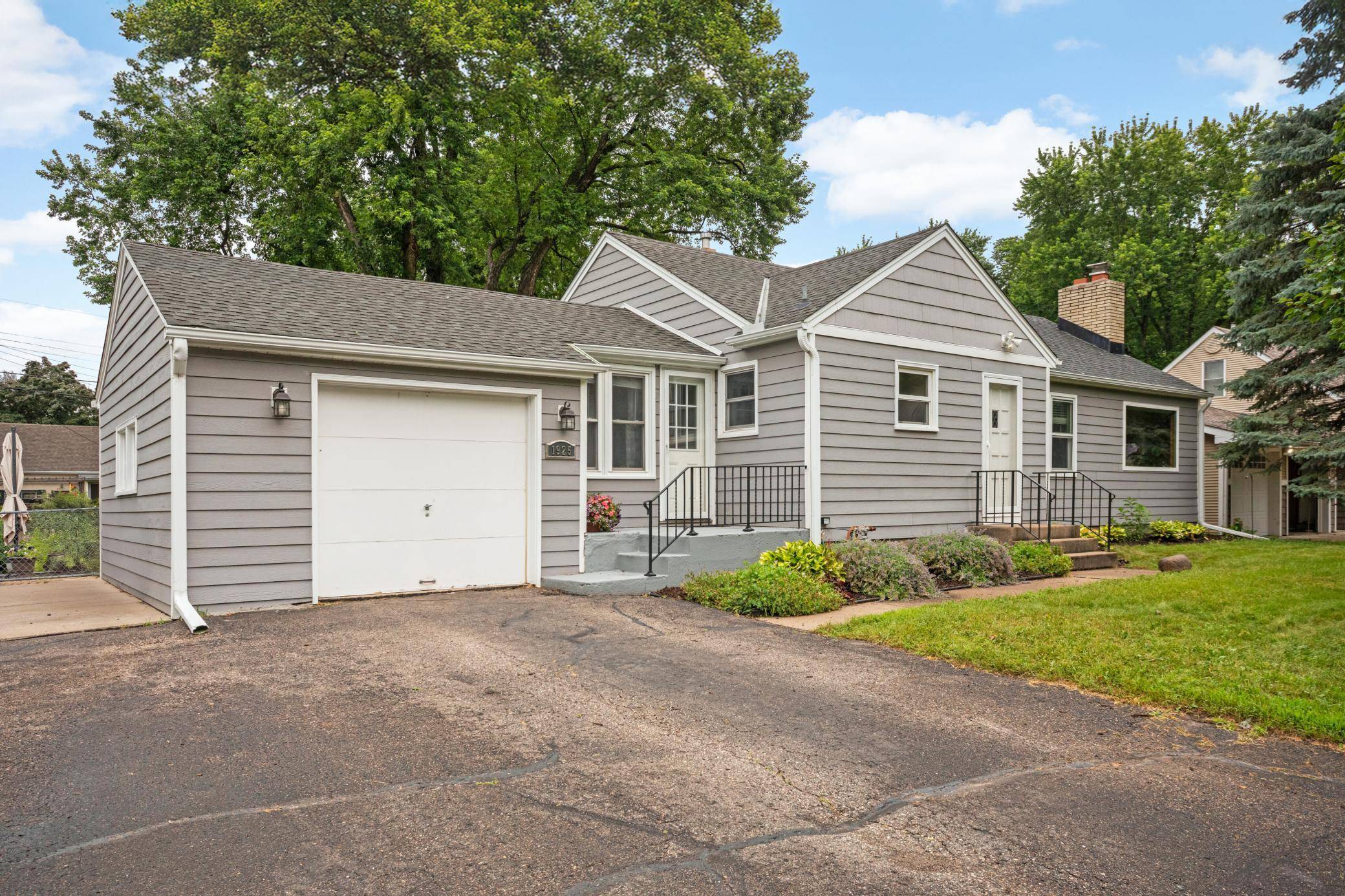 1925 Edgewater AVE, Arden Hills, MN 55112