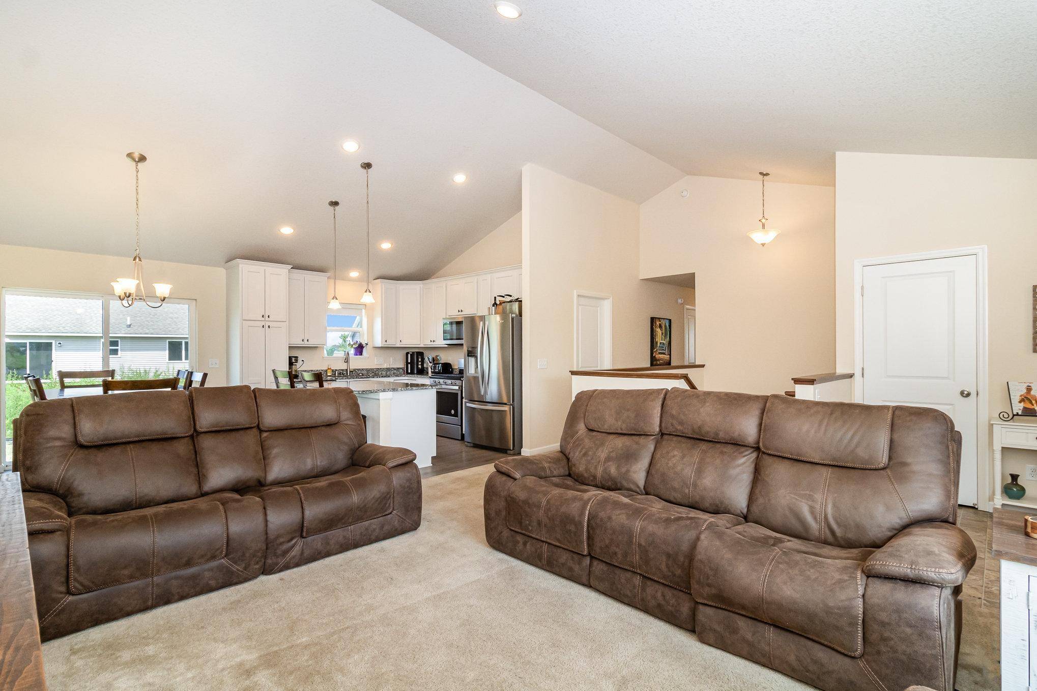 960 Ashford RD, Belle Plaine, MN 56011
