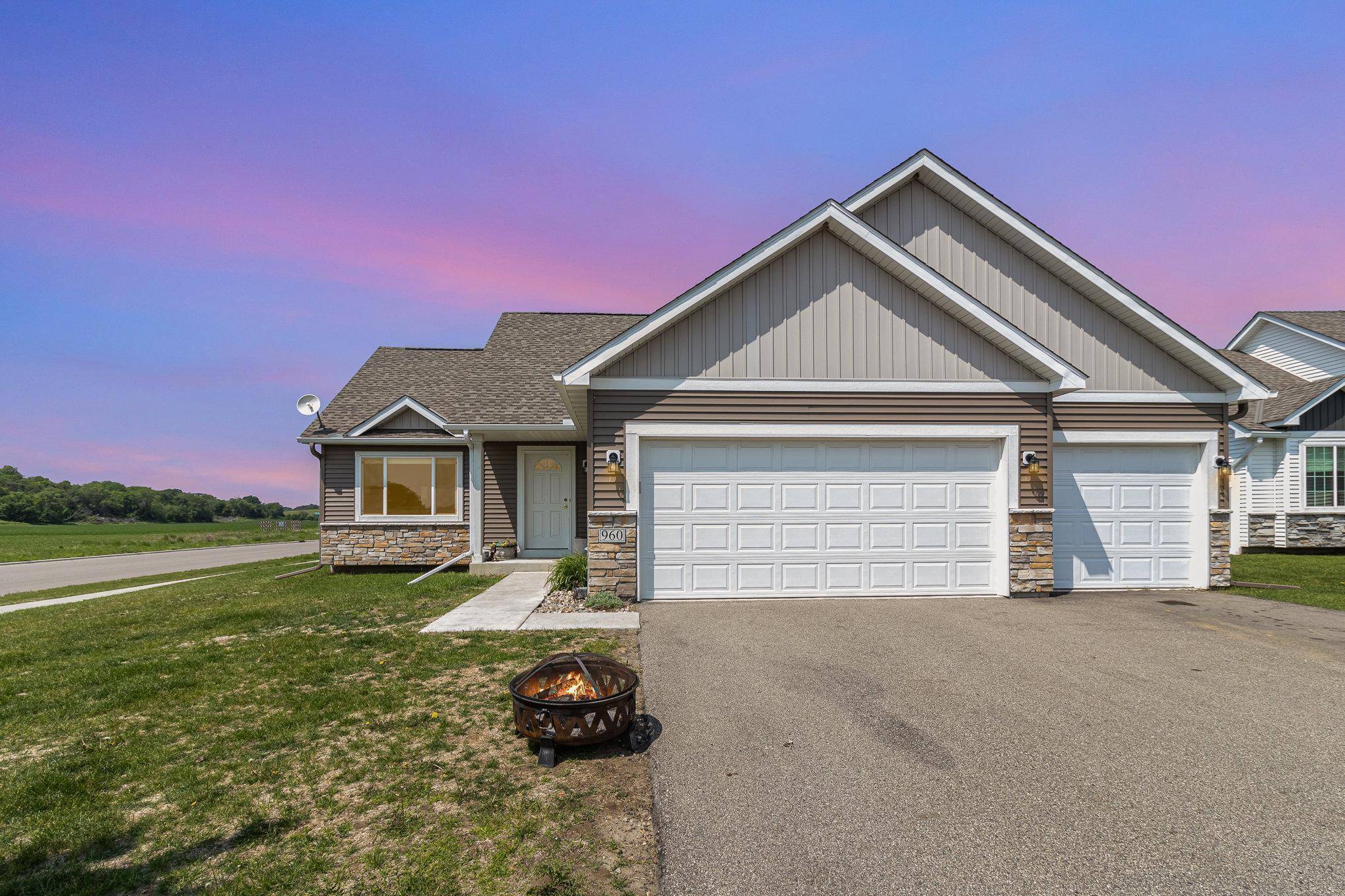 960 Ashford RD, Belle Plaine, MN 56011
