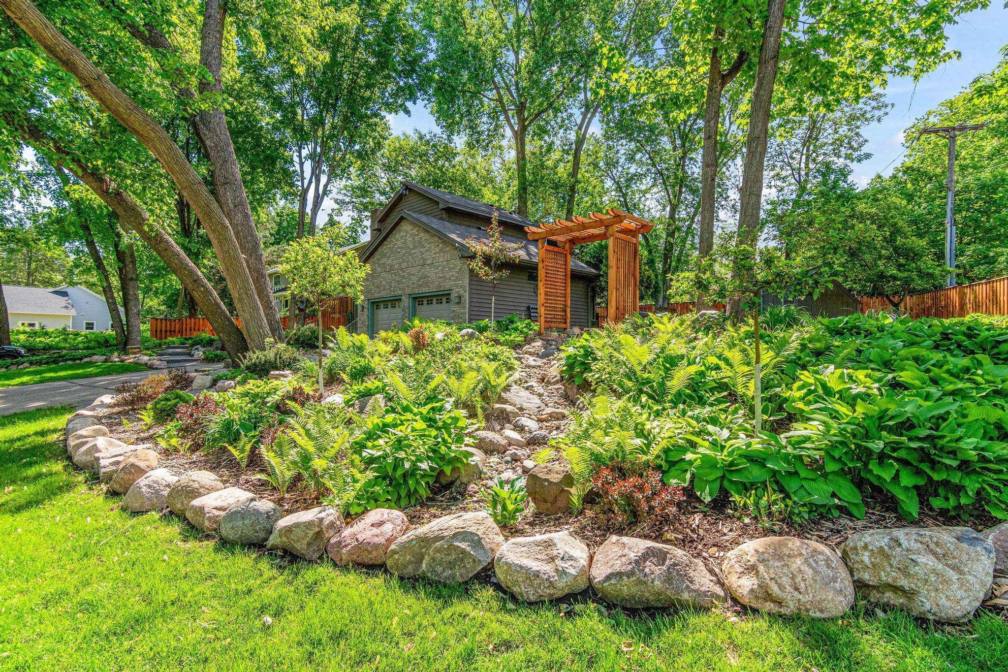 2195 Bayview PL, Wayzata, MN 55391