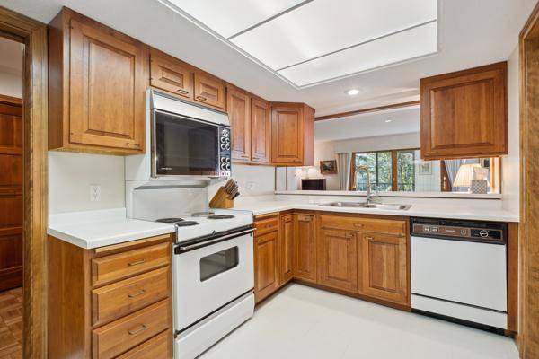 5601 Dewey Hill RD #113, Edina, MN 55439
