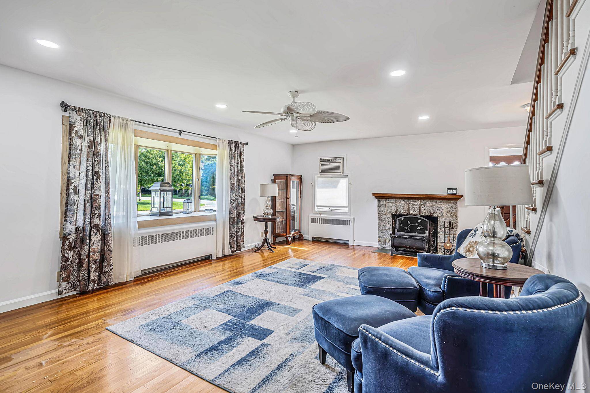 49 Seafield LN, Bay Shore, NY 11706