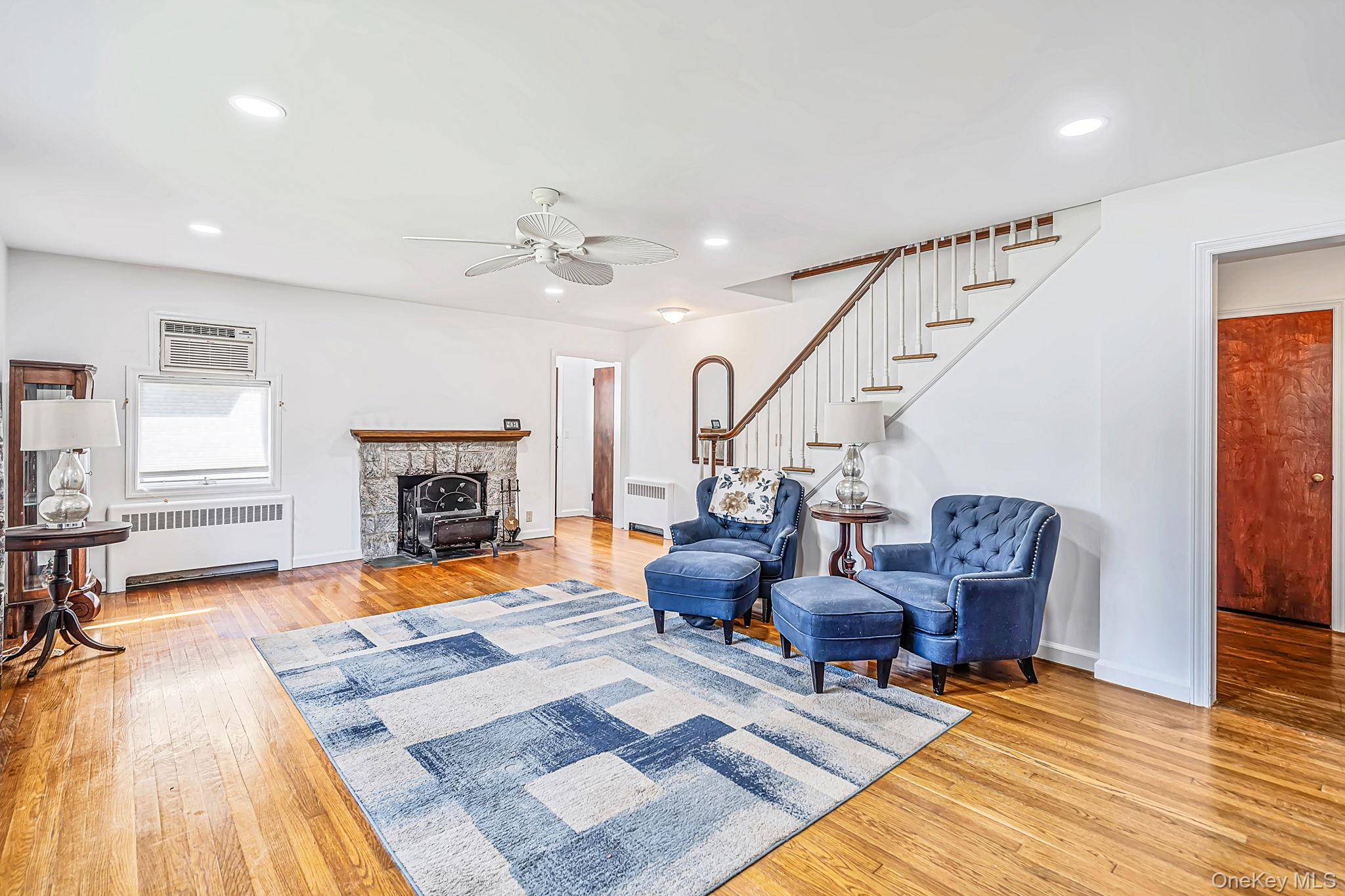 49 Seafield LN, Bay Shore, NY 11706
