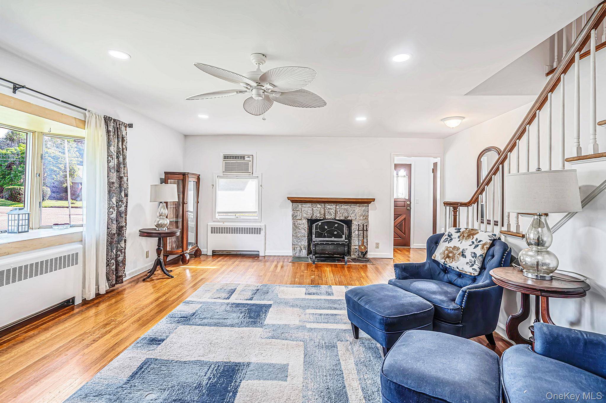 49 Seafield LN, Bay Shore, NY 11706