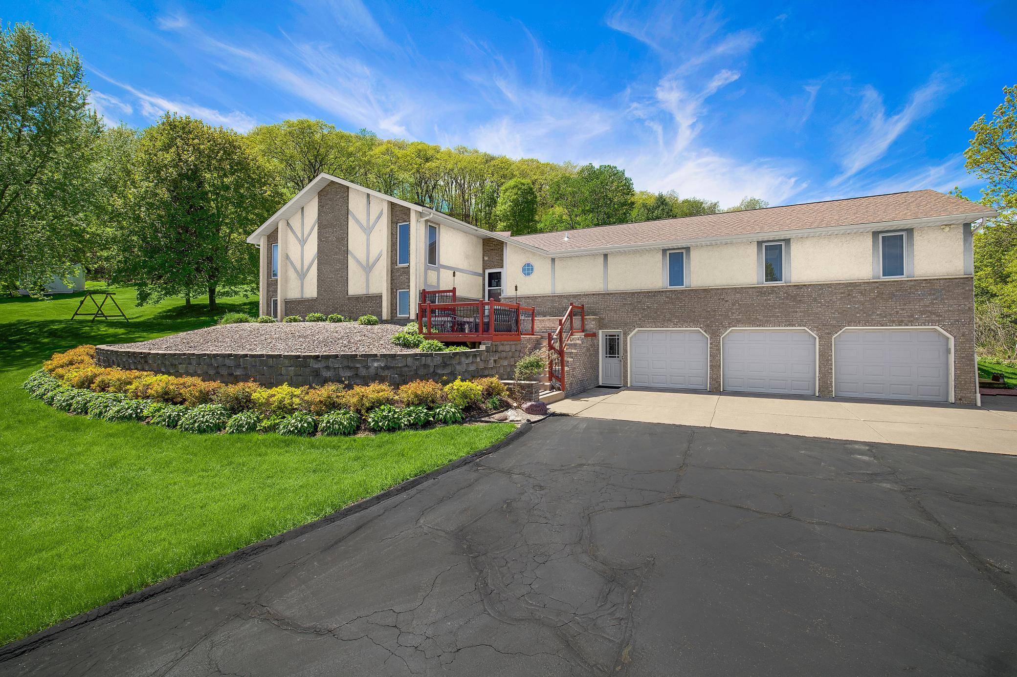 739 N 4th ST, La Crescent, MN 55947