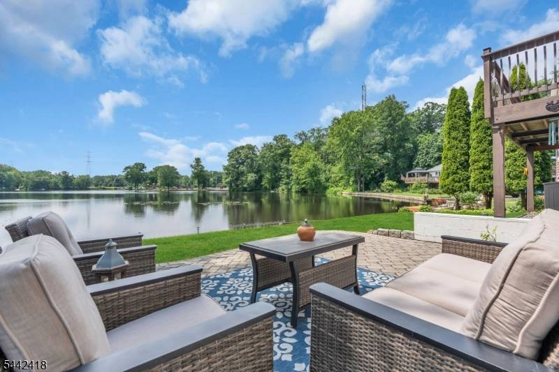 3 Duck Point Trl, Jefferson Twp., NJ 07885