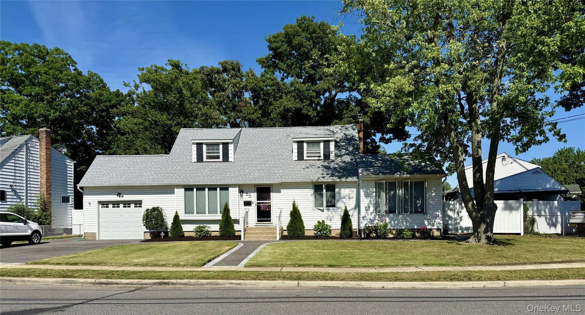 65 Westwood RD, Massapequa Park, NY 11762
