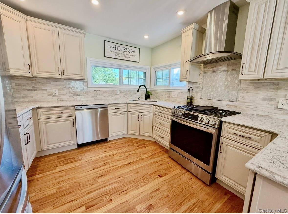 65 Westwood RD, Massapequa Park, NY 11762