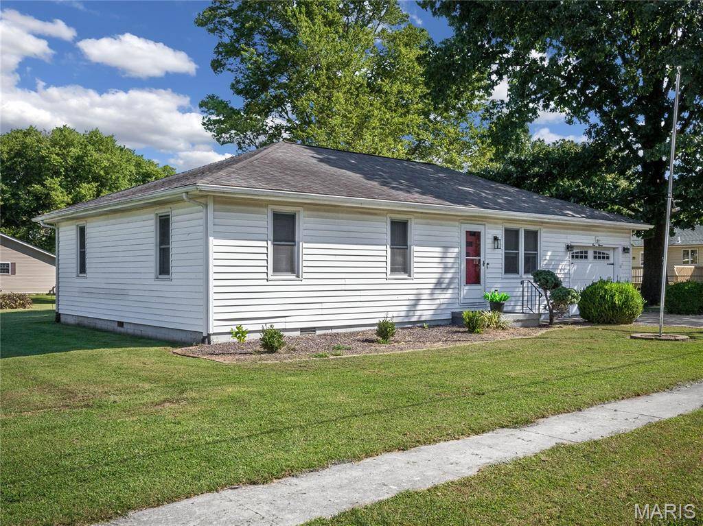 111 W Linden ST, Marine, IL 62061