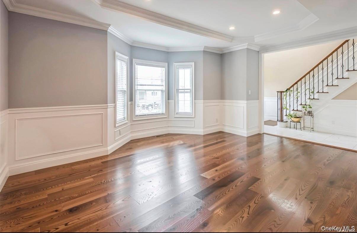 45 Meeting LN, Hicksville, NY 11801