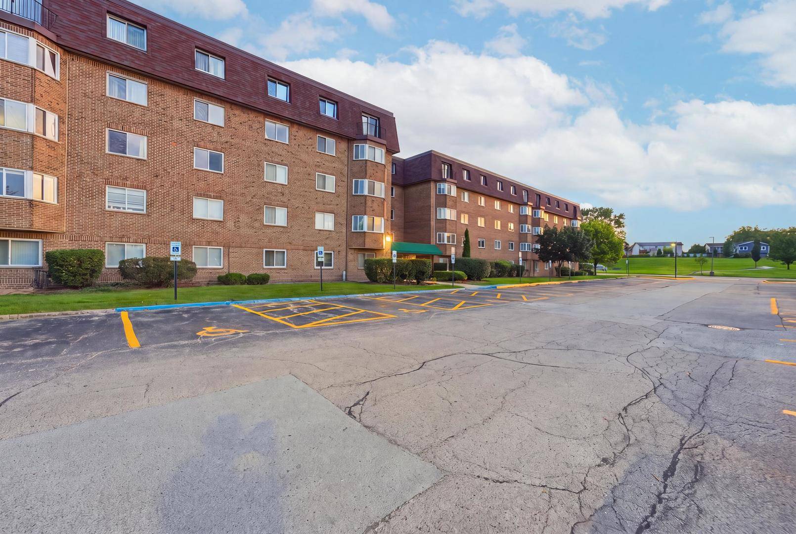 300 S Roselle RD #522, Schaumburg, IL 60193