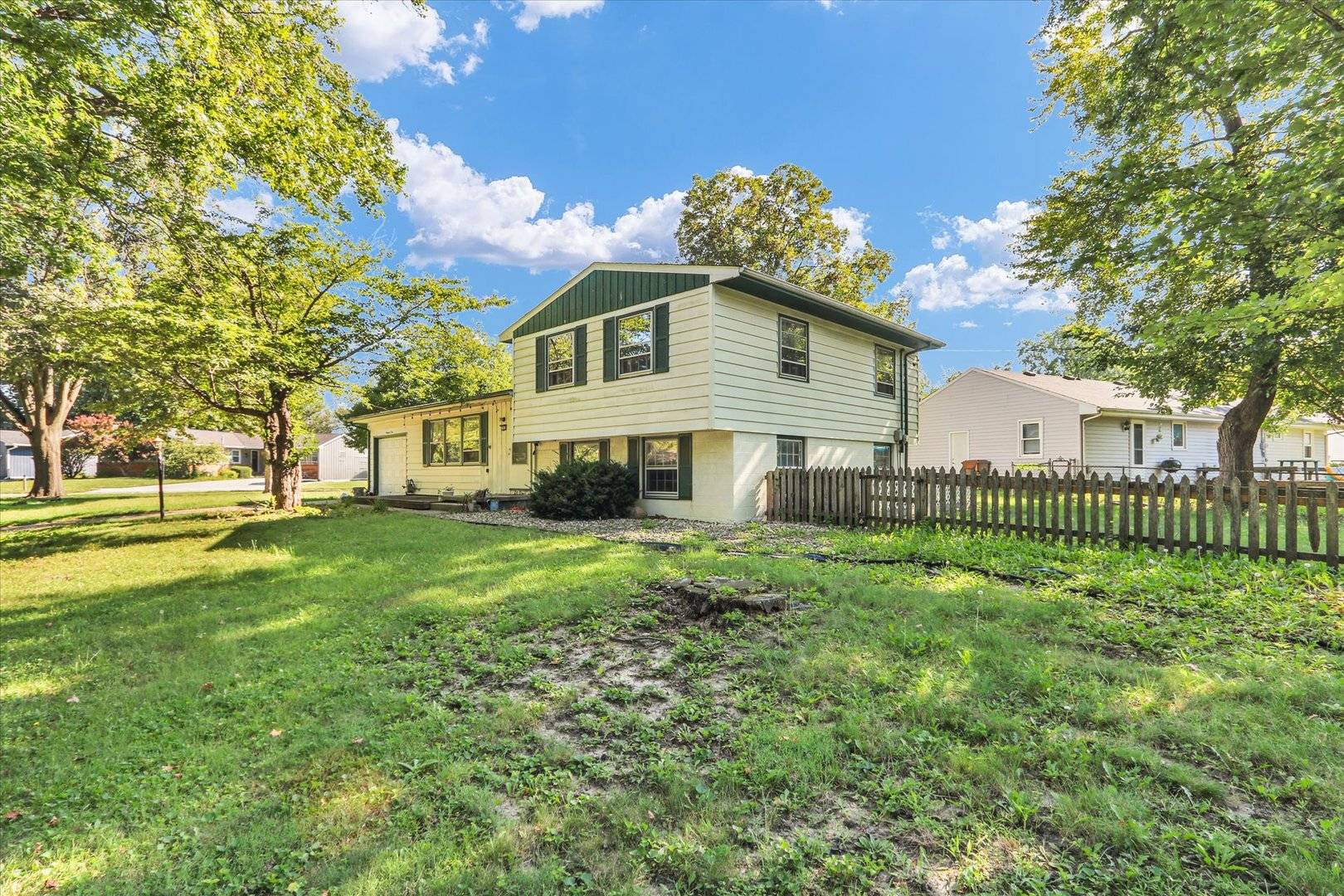 1902 Rebecca DR, Champaign, IL 61821