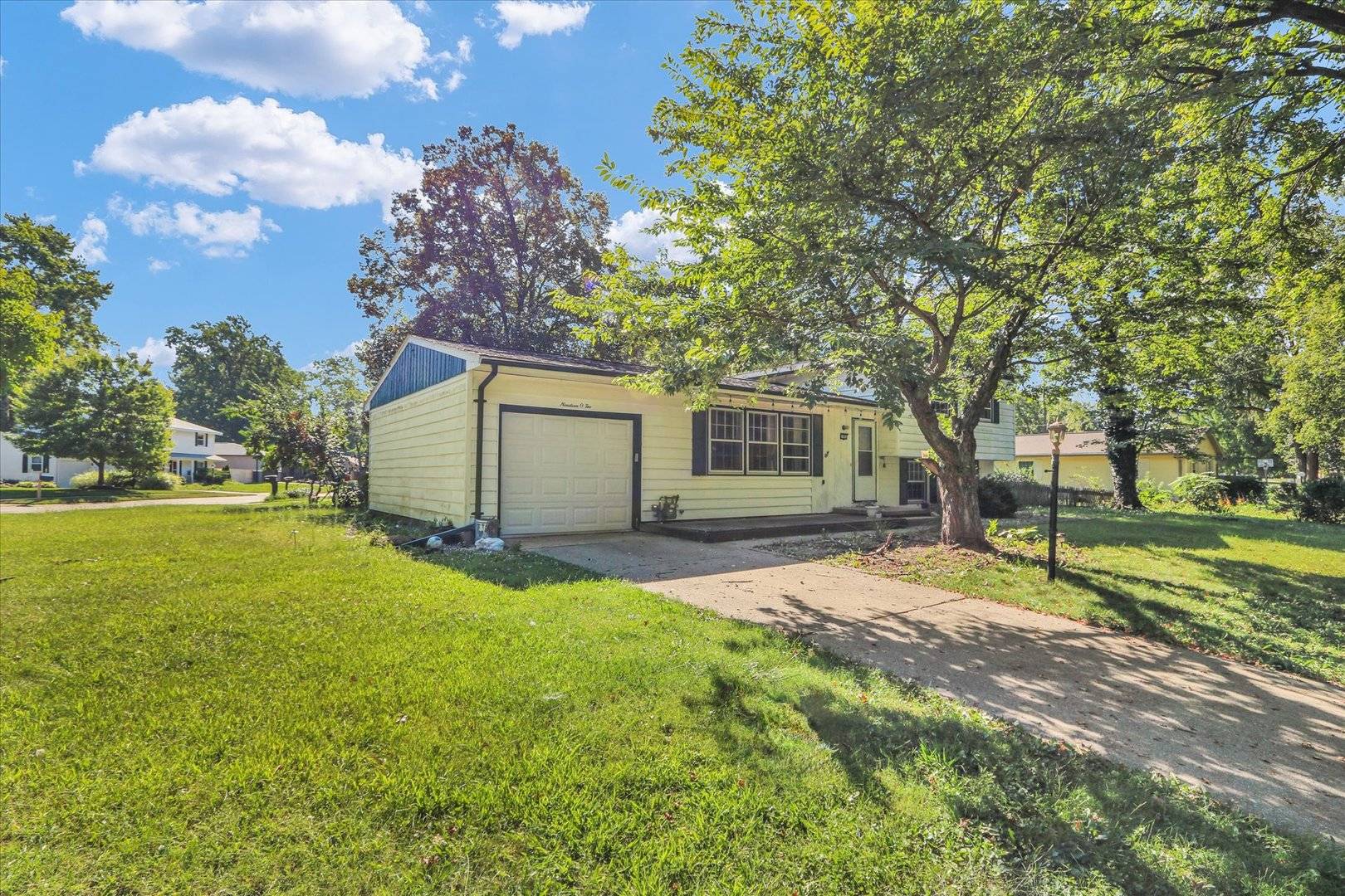 1902 Rebecca DR, Champaign, IL 61821