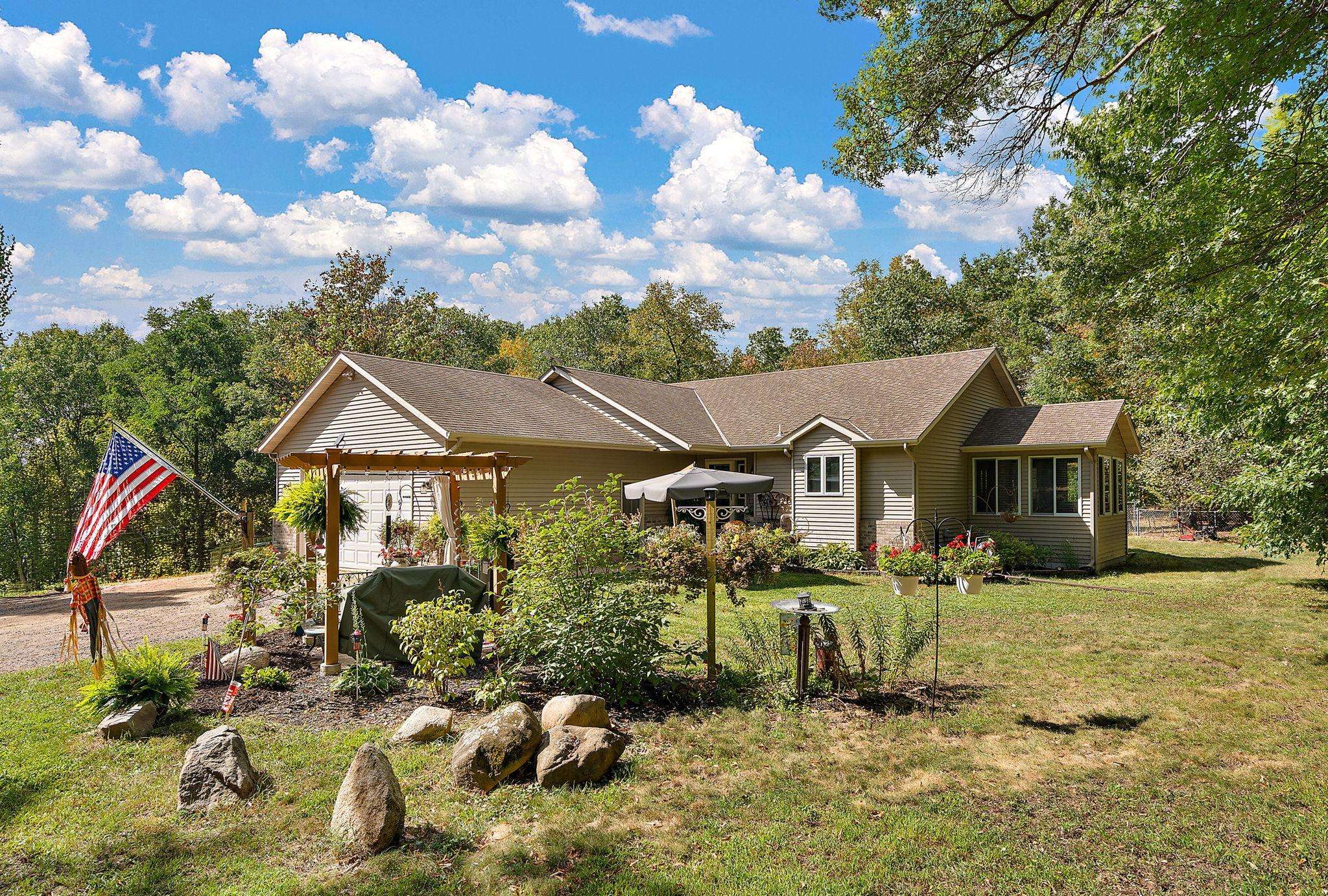 890 Saint Croix TRL, Taylors Falls, MN 55084