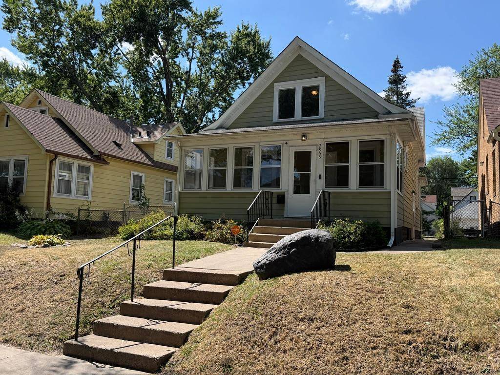 2955 Queen AVE N, Minneapolis, MN 55411