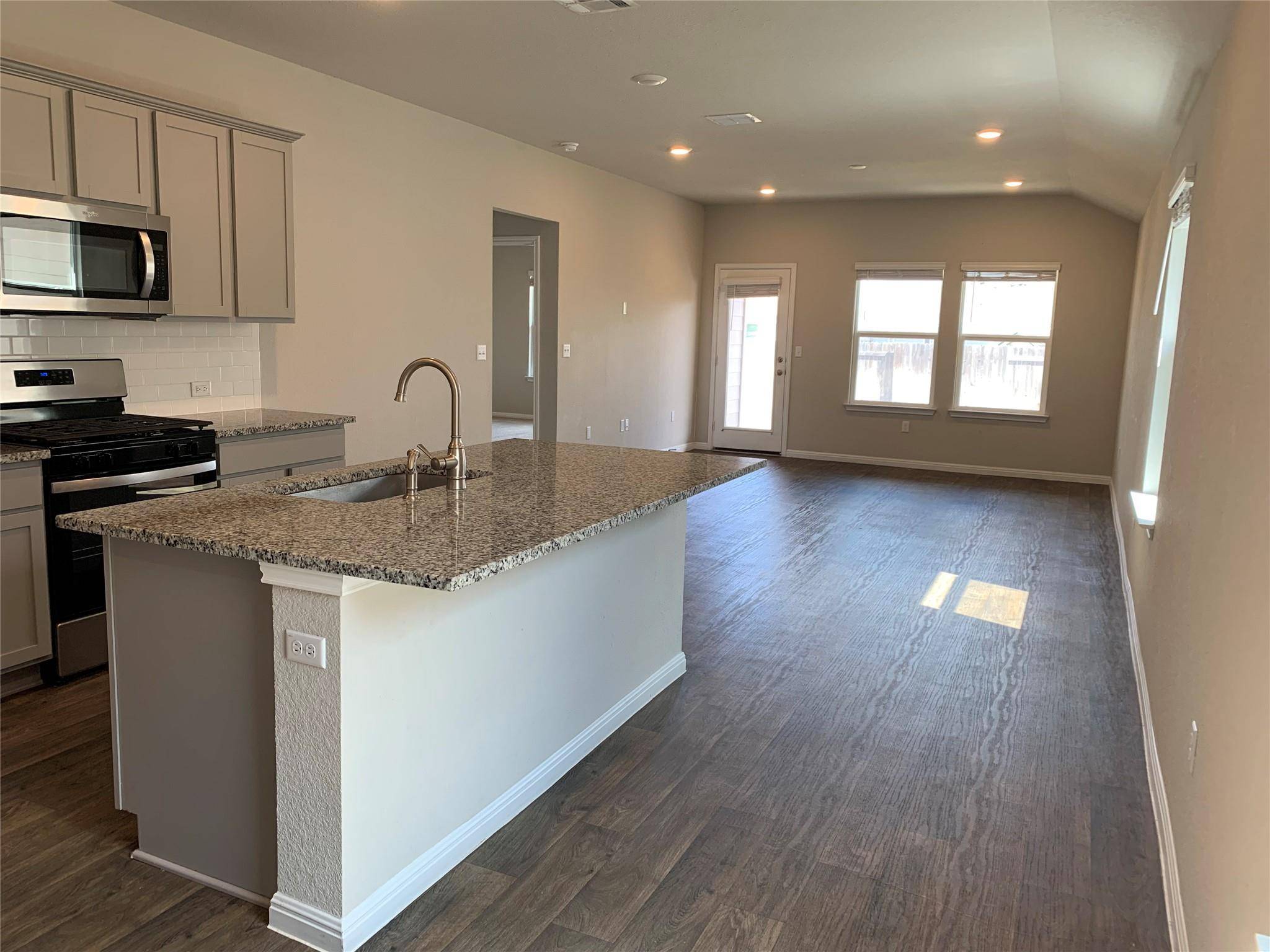 211 Hamilton Pool LN, Bastrop, TX 78602