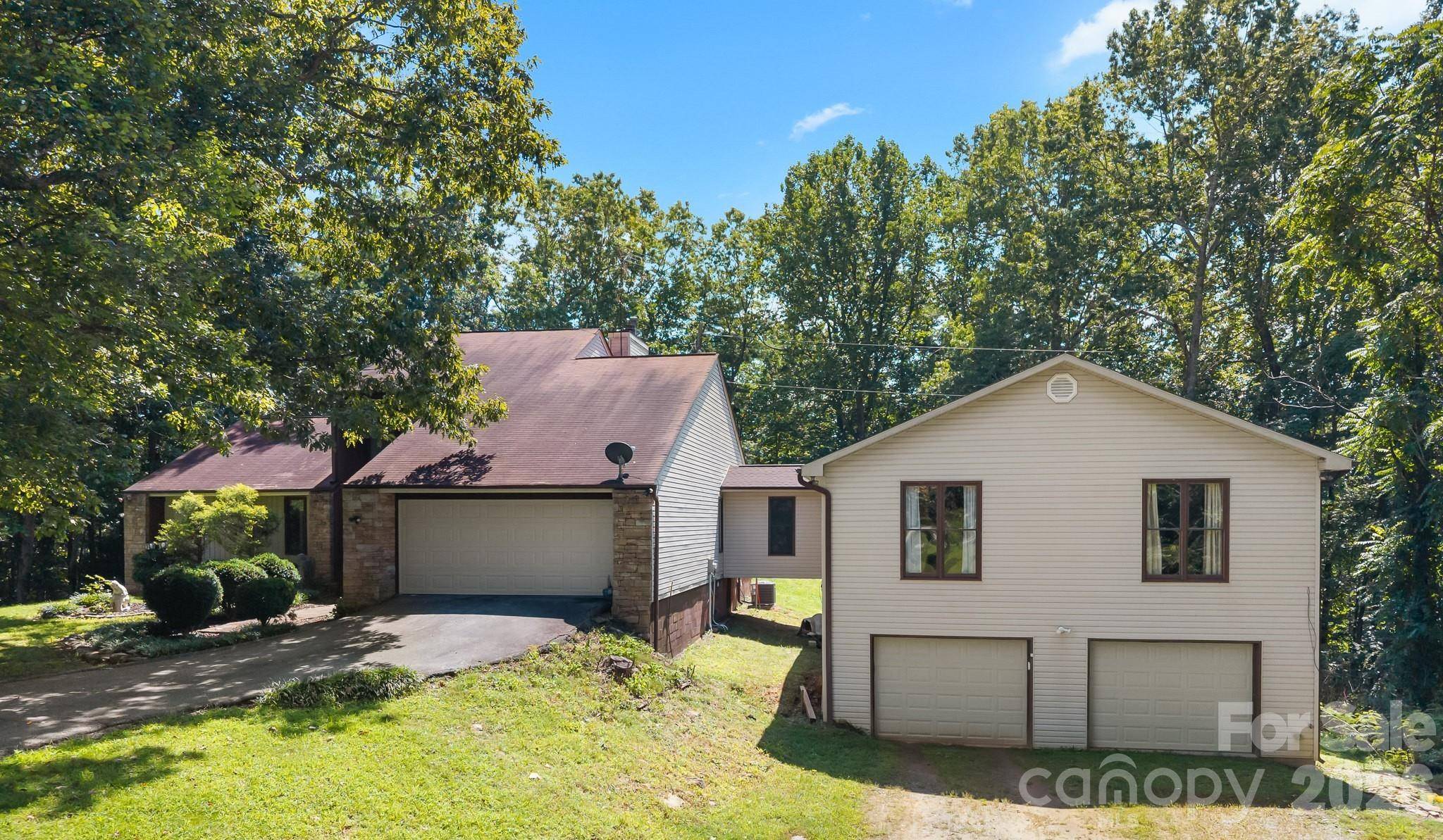 40 Country Bear LN, Flat Rock, NC 28731