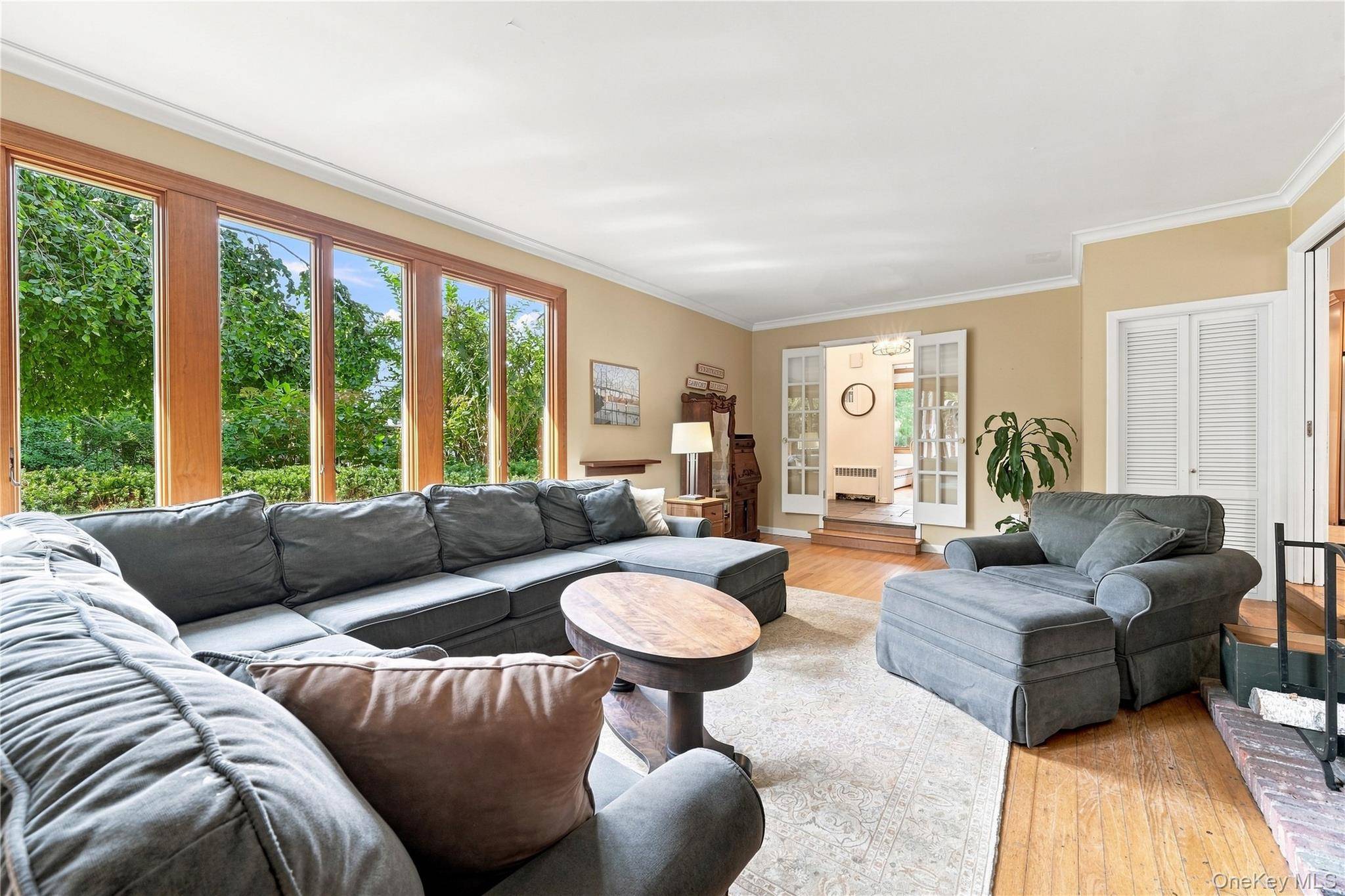 4 Saltmeadow LN, Bayport, NY 11705