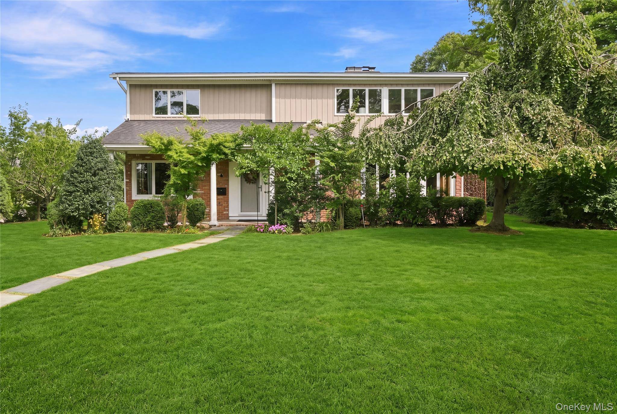 4 Saltmeadow LN, Bayport, NY 11705