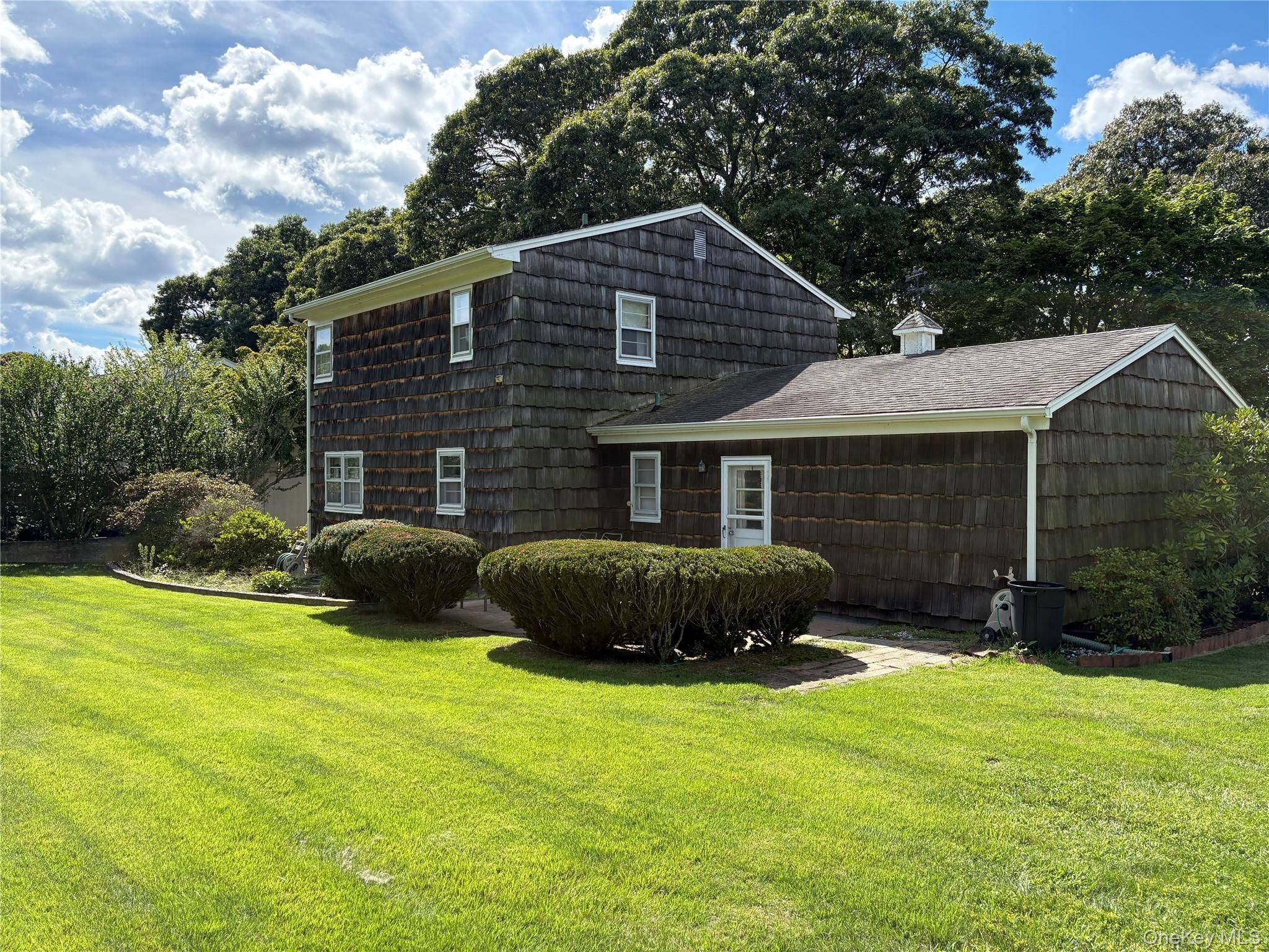 9 Mill Pond LN, East Moriches, NY 11940