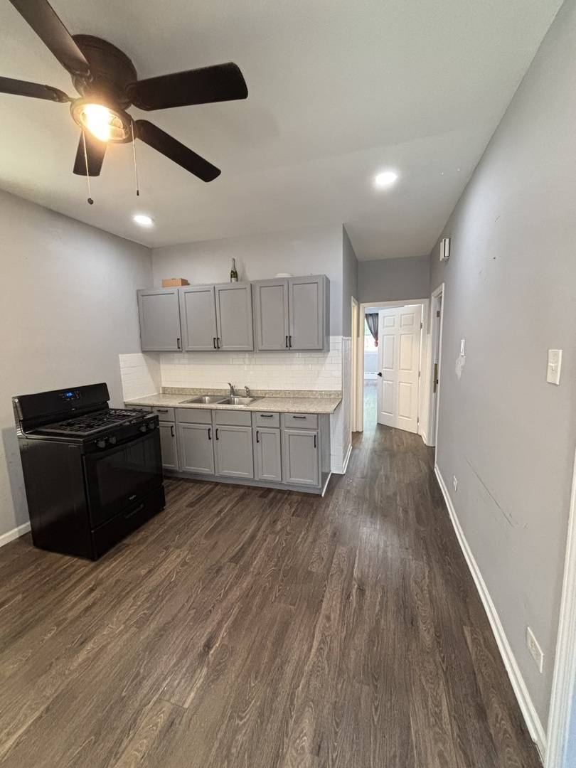 3053 N Elbridge AVE #2-F, Chicago, IL 60618