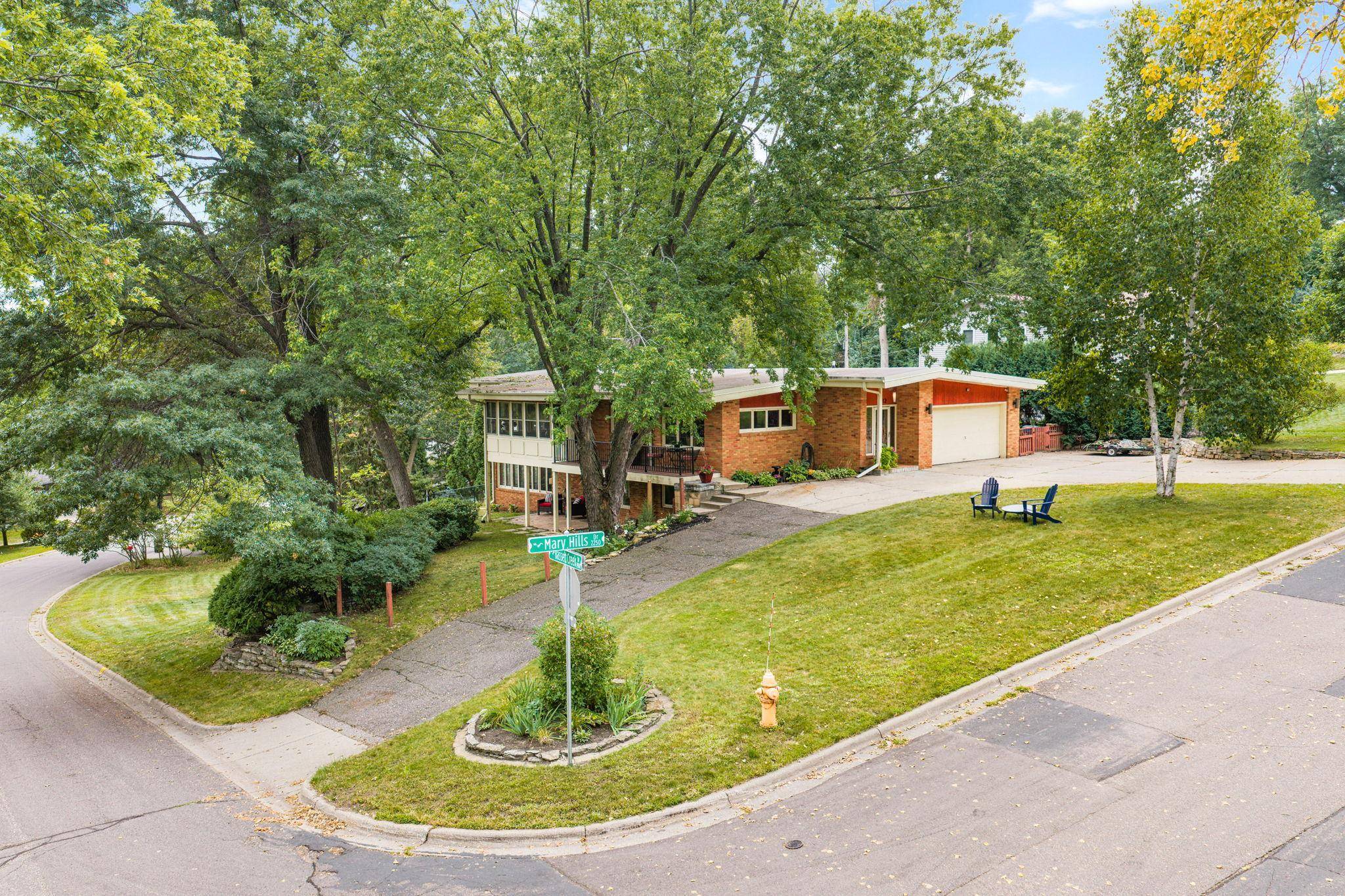 2212 Mary Hills DR, Golden Valley, MN 55422