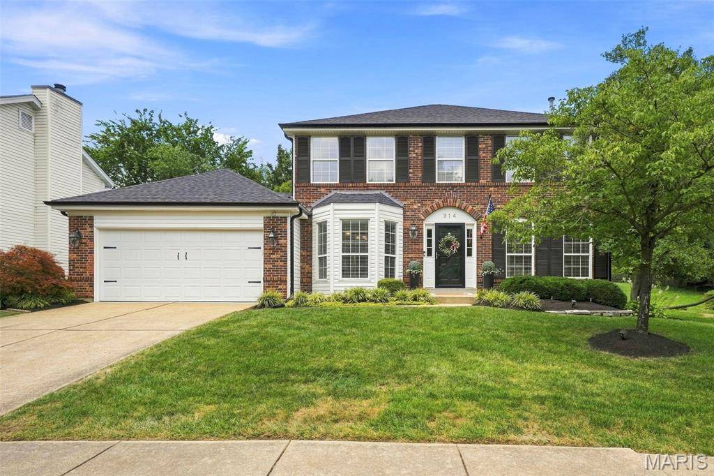914 Oakmoor DR, Fenton, MO 63026