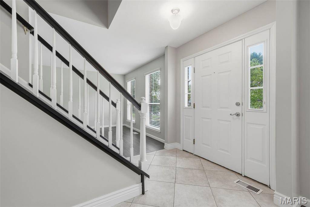 914 Oakmoor DR, Fenton, MO 63026