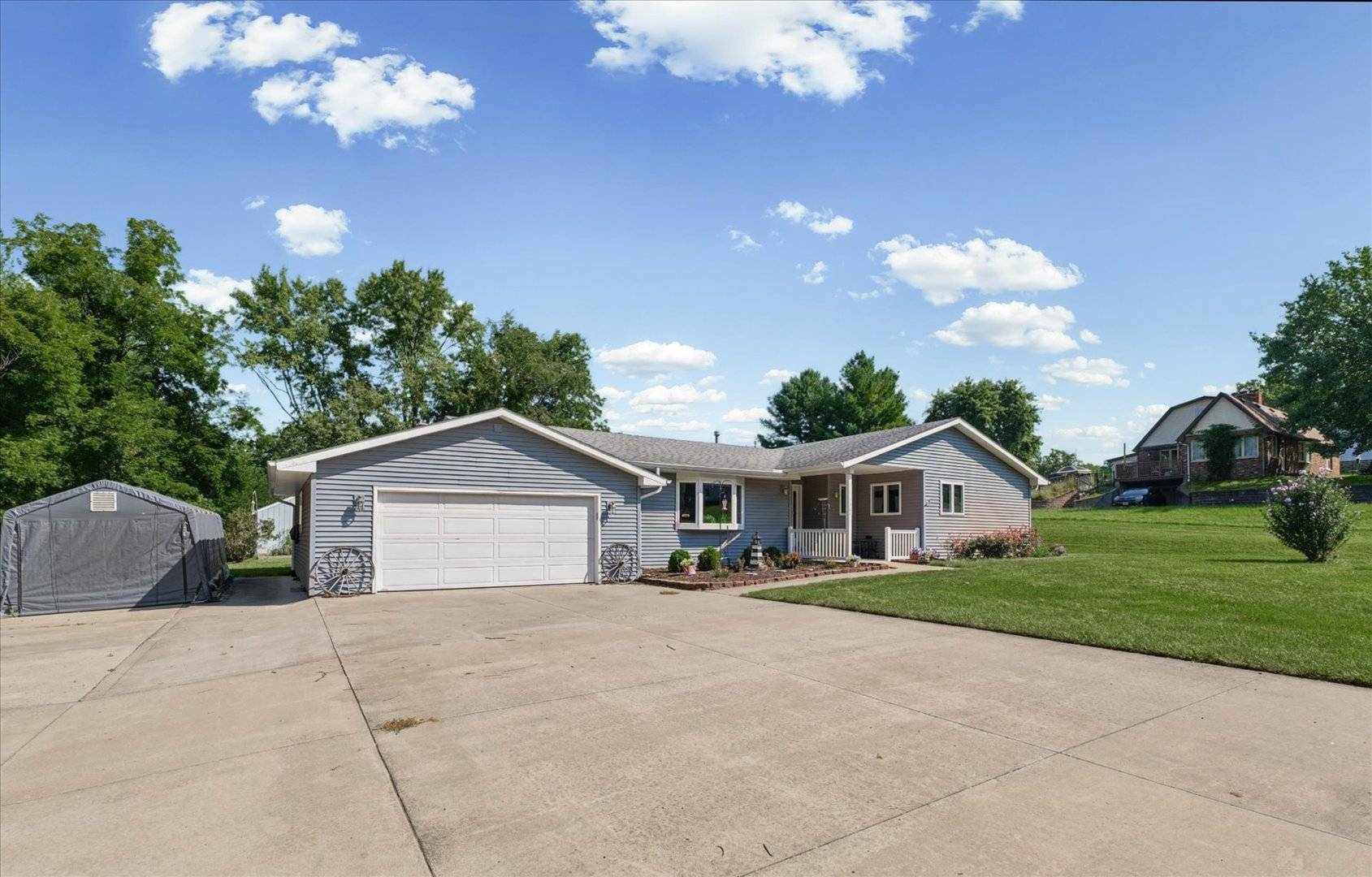 1364 Treasure LN, White Heath, IL 61884