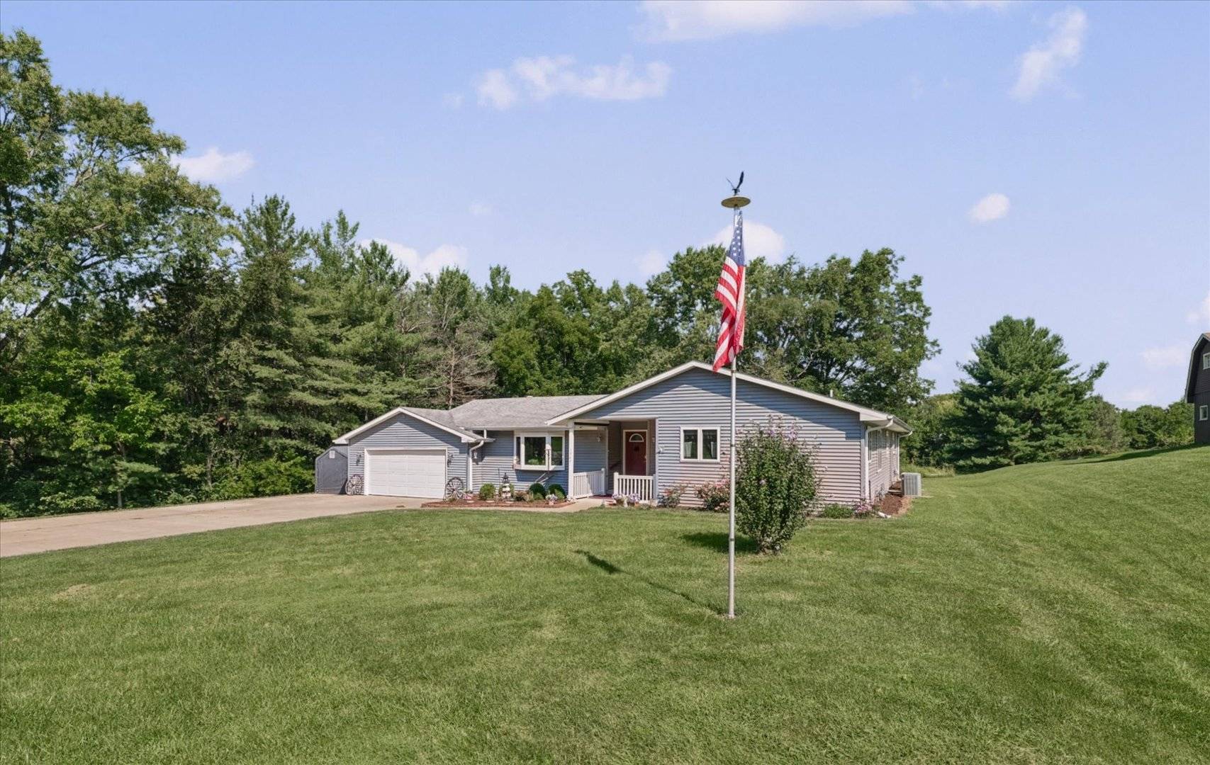 1364 Treasure LN, White Heath, IL 61884
