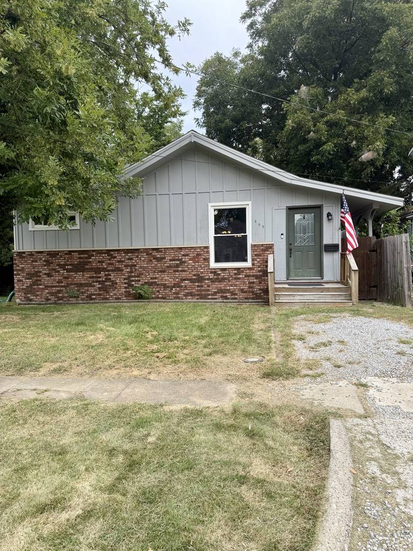 205 W 6th ST, Benton, IL 62812
