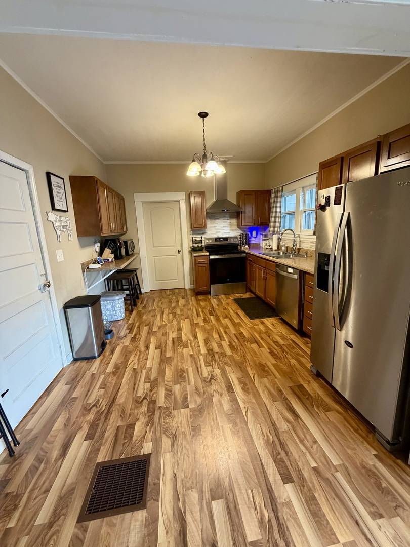 205 W 6th ST, Benton, IL 62812