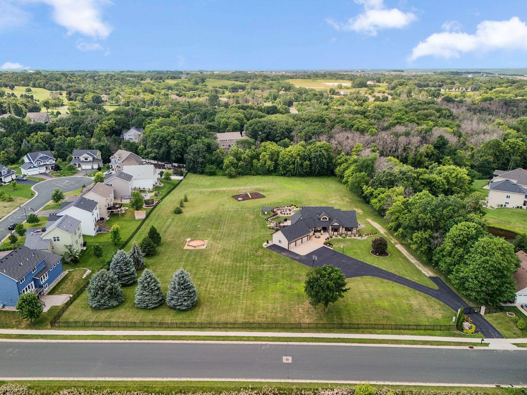 2400 Jennifer LN, Shakopee, MN 55379
