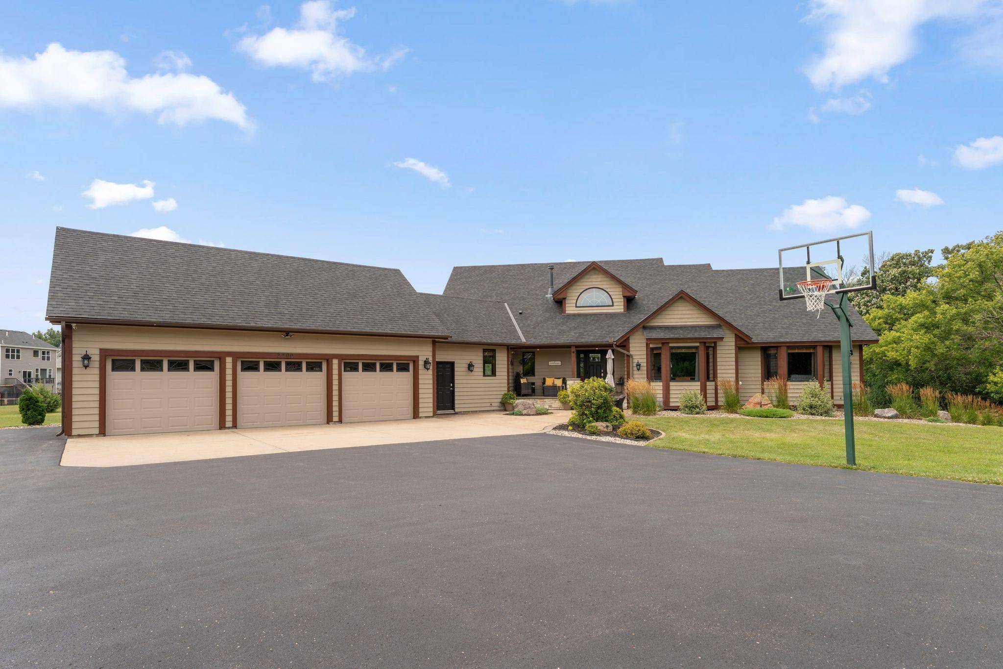 2400 Jennifer LN, Shakopee, MN 55379
