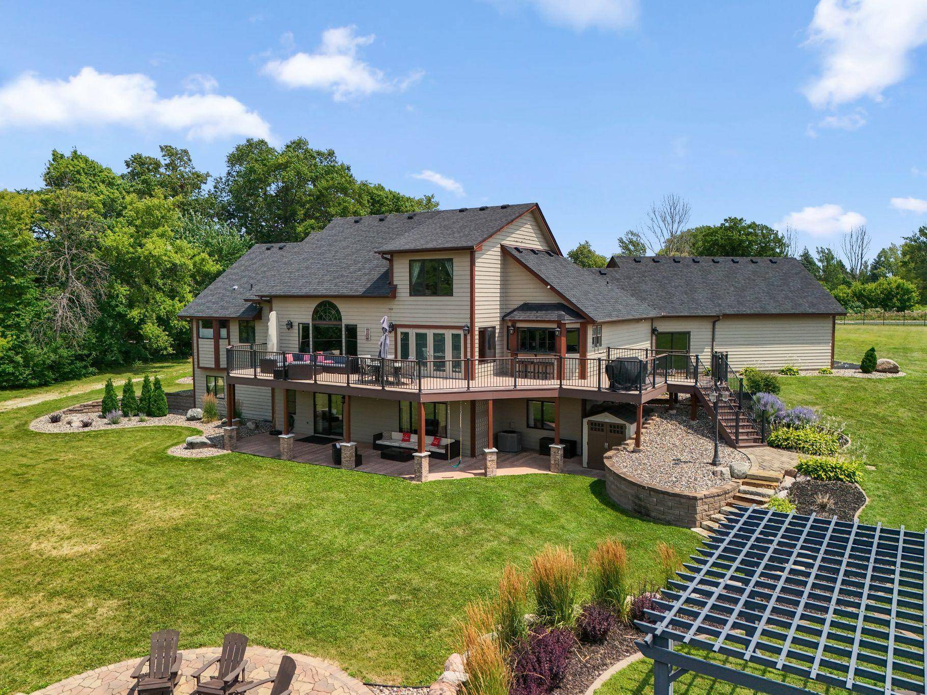 2400 Jennifer LN, Shakopee, MN 55379
