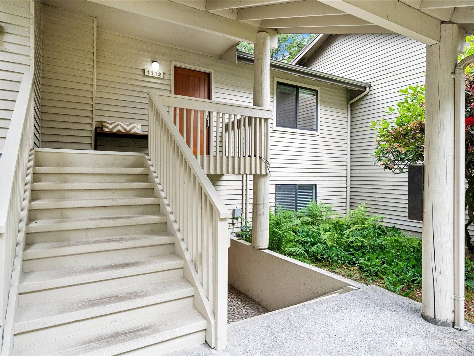 1112 Bellefield Park LN, Bellevue, WA 98004