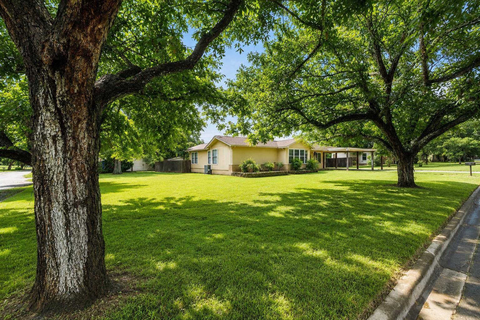 140 Hillcrest DR, Luling, TX 78648