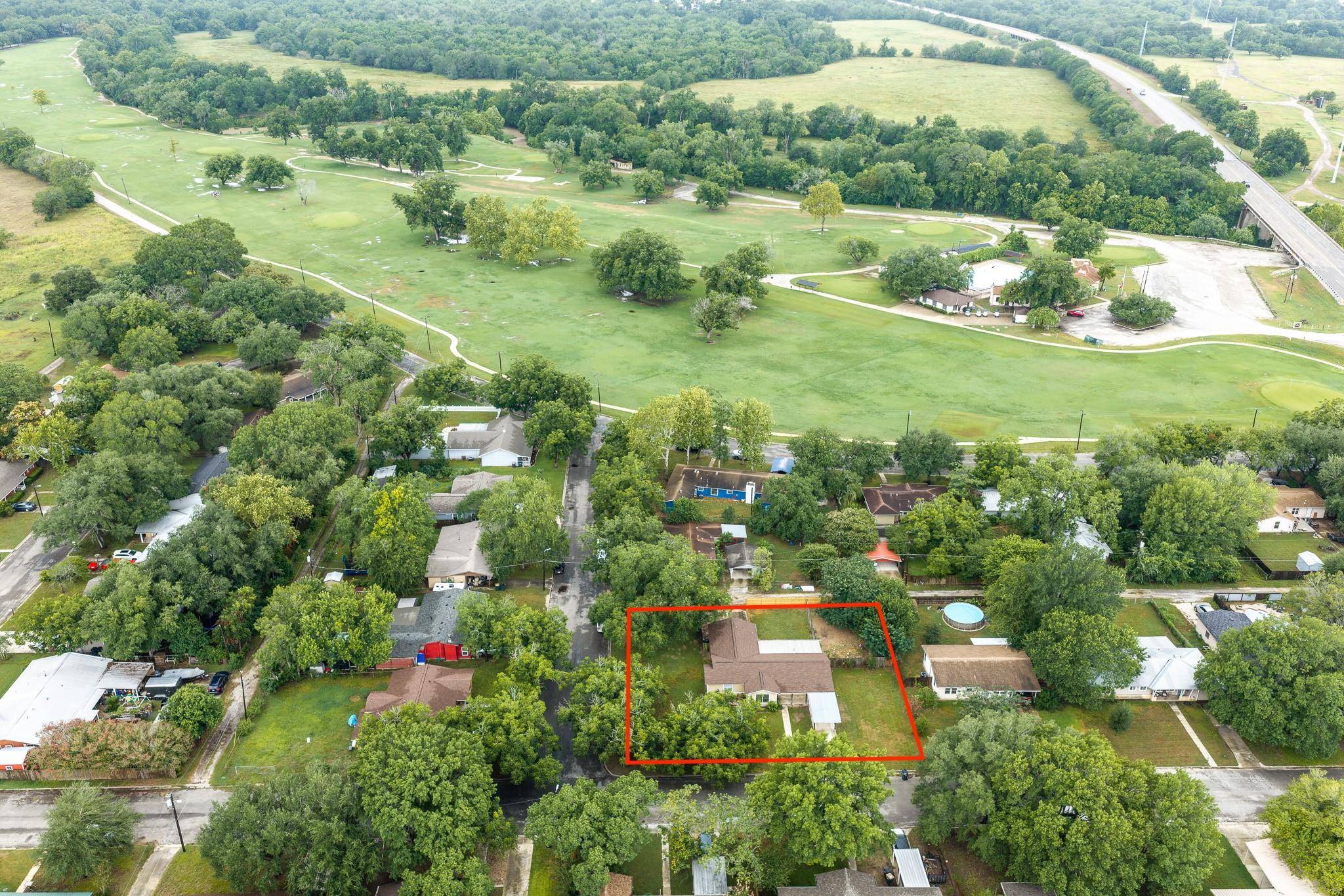 140 Hillcrest DR, Luling, TX 78648