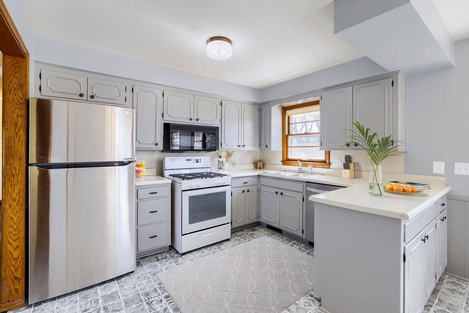 5705 Phoenix ST, Golden Valley, MN 55422