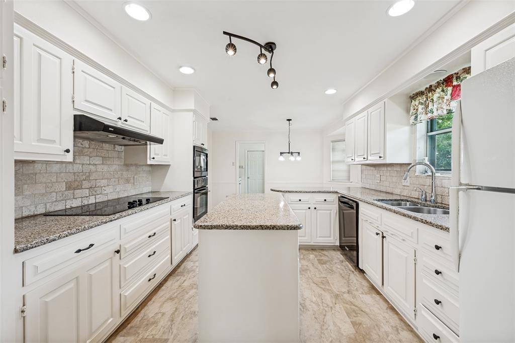 2414 Lakeview Circle, Arlington, TX 76013