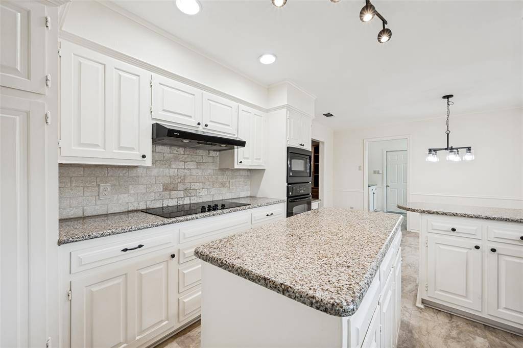 2414 Lakeview Circle, Arlington, TX 76013