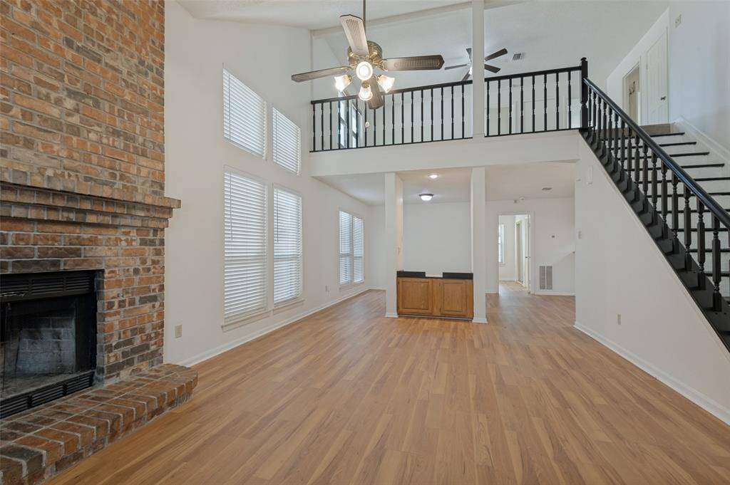 617 Valley Spring Drive, Arlington, TX 76018