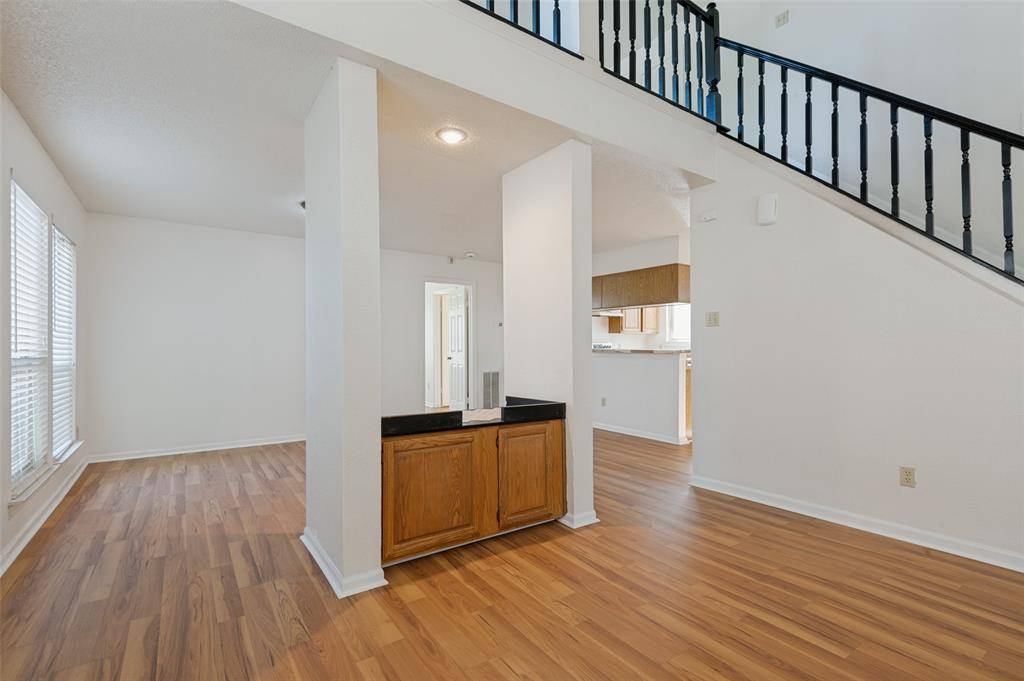 617 Valley Spring Drive, Arlington, TX 76018