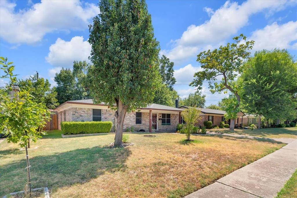 2210 Starlite Lane, Irving, TX 75061