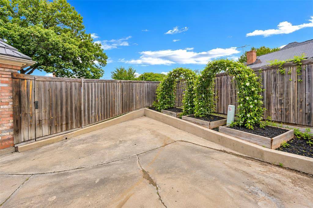 504 Quail Cove Court, Hurst, TX 76054
