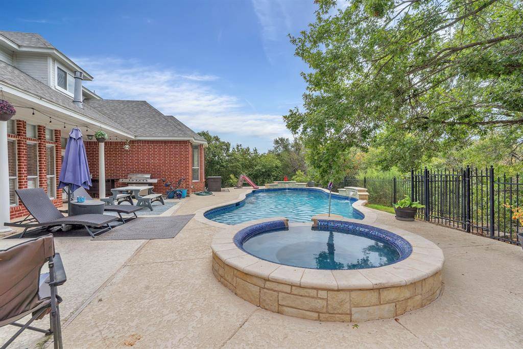 333 Coach House Circle, Fort Worth, TX 76108