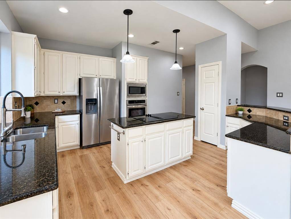802 Crest Ridge Court, Irving, TX 75061